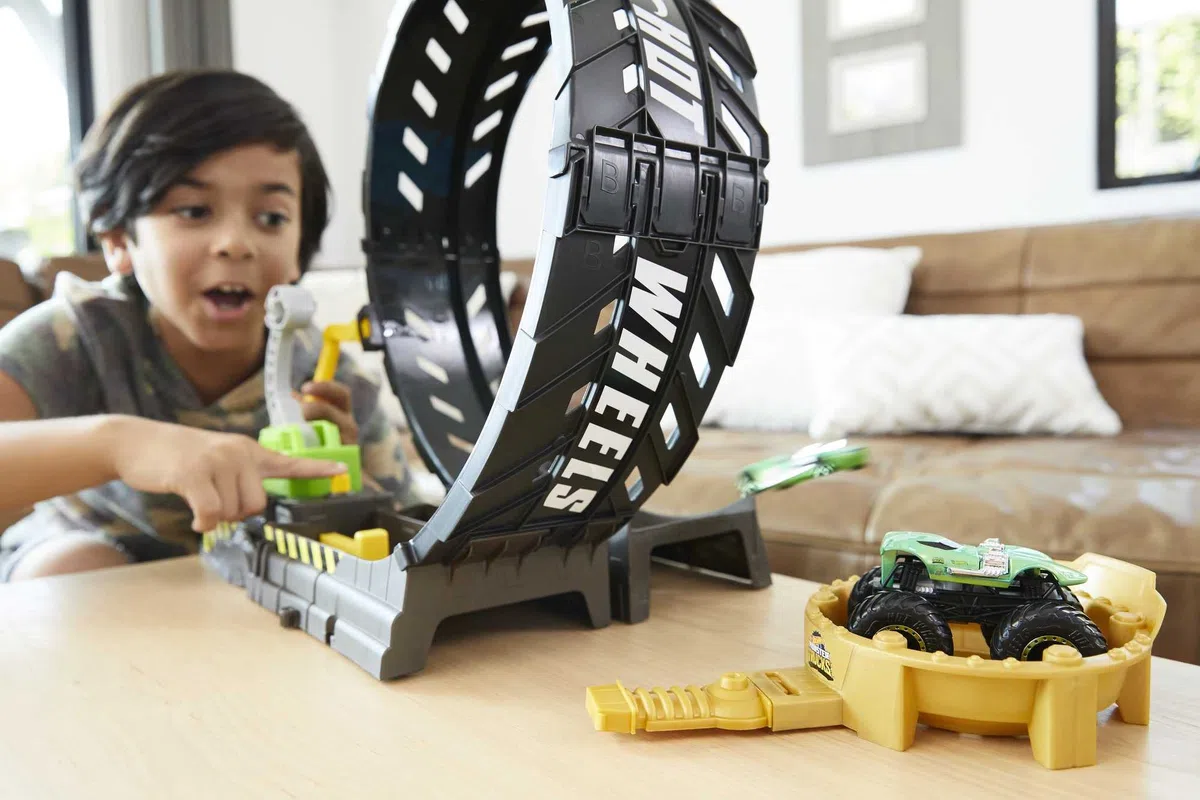 Hot Wheels HBH70 - Monster Trucks Looping-Challenge Spielset mit 1 Monster Truck und 1 Hot-Wheels-Fahrzeug im Maßstab 1:64, Spielzeug Autorennbahn für Kinder von 4 bis 8 Jahre