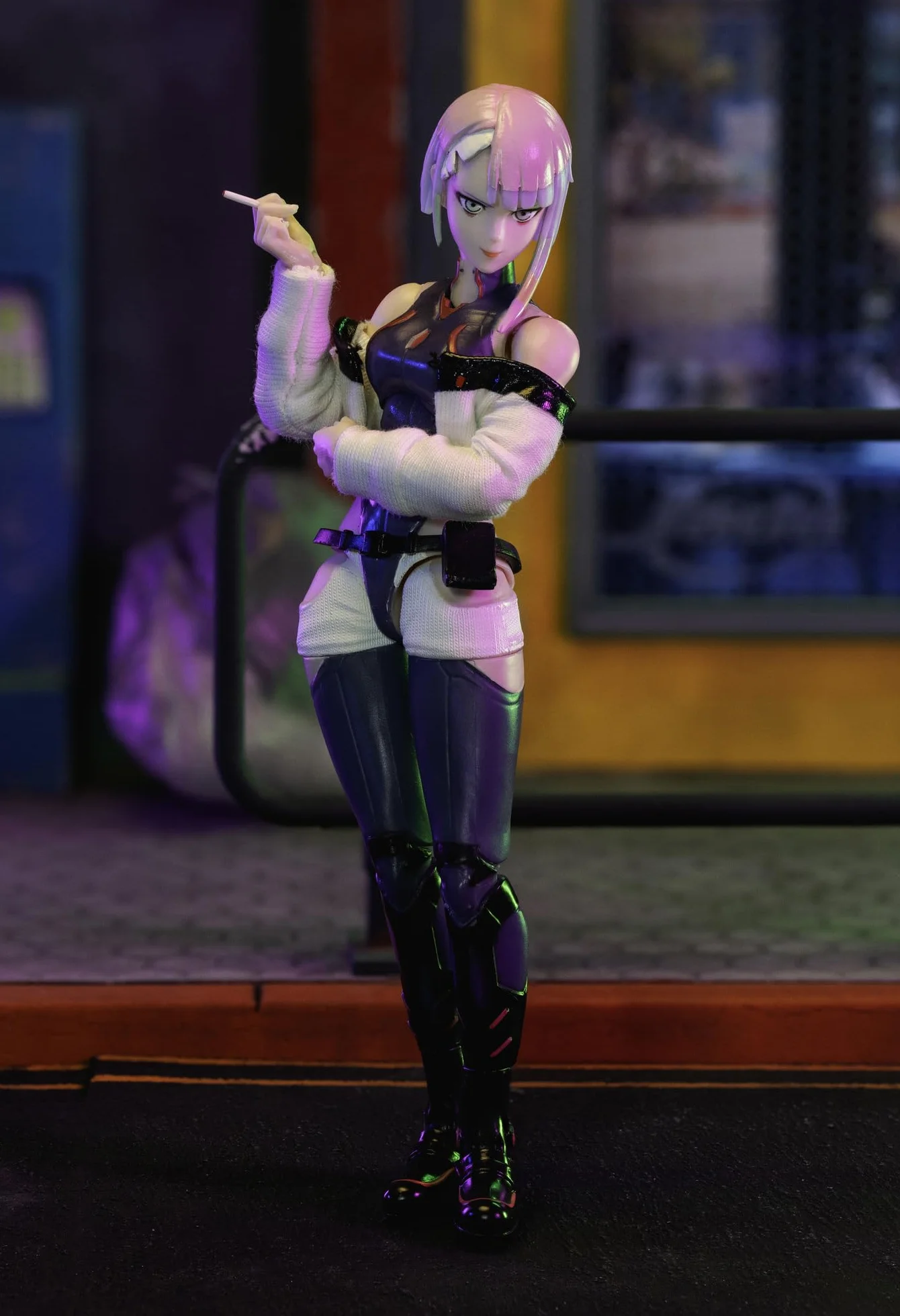Jada Toys Cyberpunk Edgerunners Figur Lucy (14 cm) - bewegliche Sammel- und Actionfigur mit alternativem Kopf, Händen und Zubehör, für Fans & Sammler ab 15 Jahre