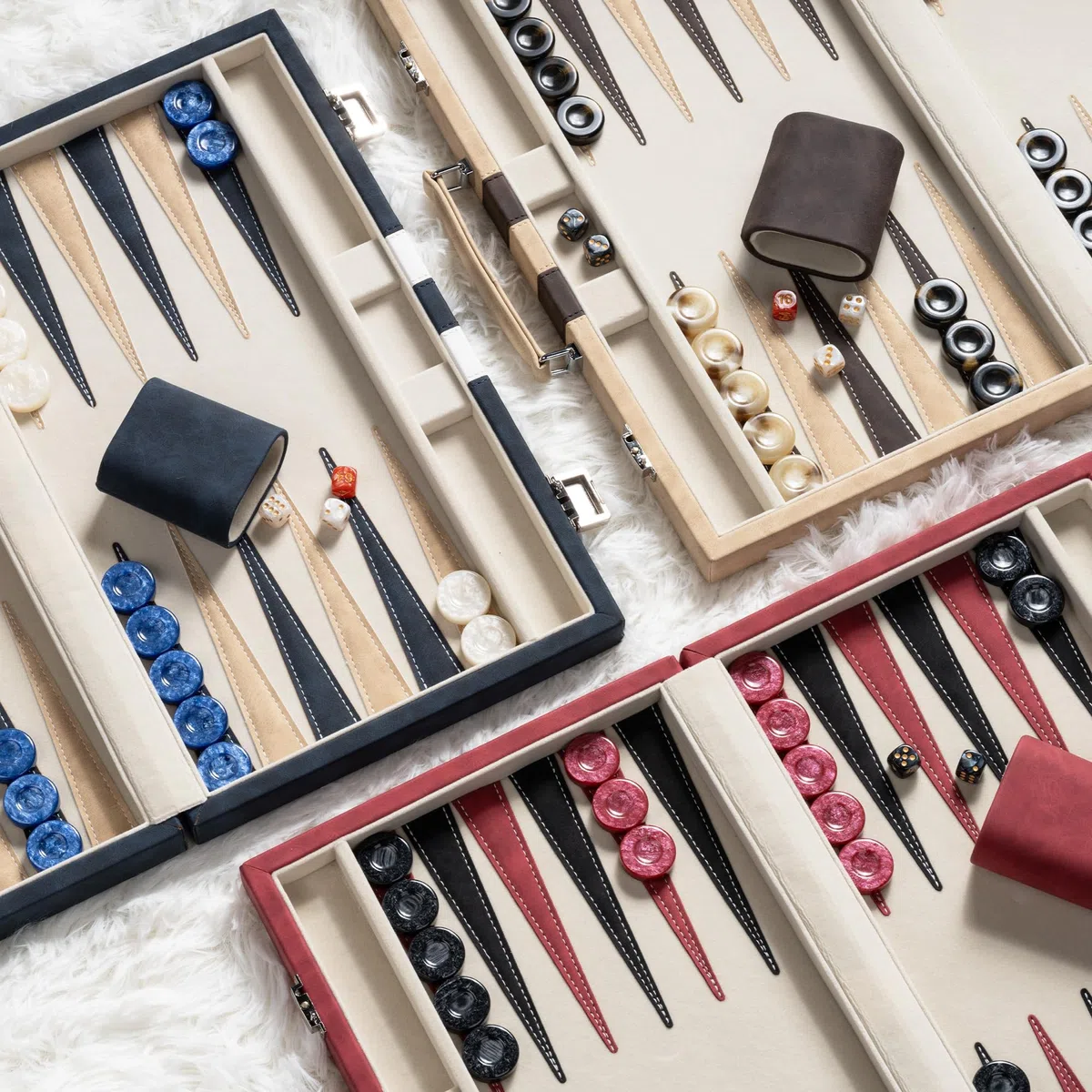 Backgammon-Sets für Erwachsene, 46cm x 38cm klassisches Brettspiel mit faltbarem Leder-Backgammon-Etui, Kunstleder-Außenseite und Samt-Innenseite, tragbares Reisespiel-Set (Brown)