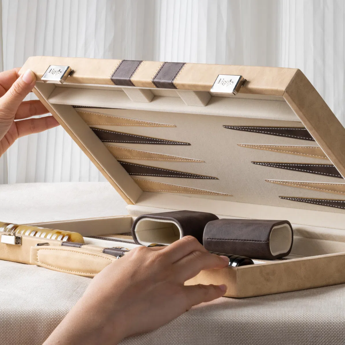 Backgammon-Sets für Erwachsene, 46cm x 38cm klassisches Brettspiel mit faltbarem Leder-Backgammon-Etui, Kunstleder-Außenseite und Samt-Innenseite, tragbares Reisespiel-Set (Brown)