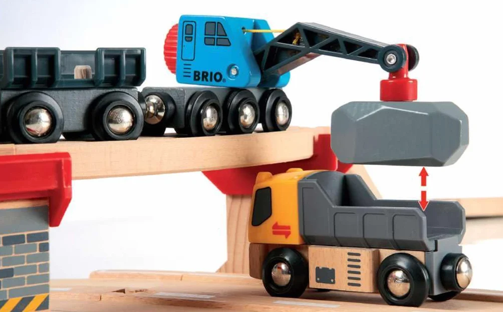 BRIO World 33210 Straßen & Schienen Steinverlade Set - Inklusive Frachtlok mit Kranwagen, Zwei LKWs und Straßenplatten - Geeignet für Kinder ab 3 Jahren