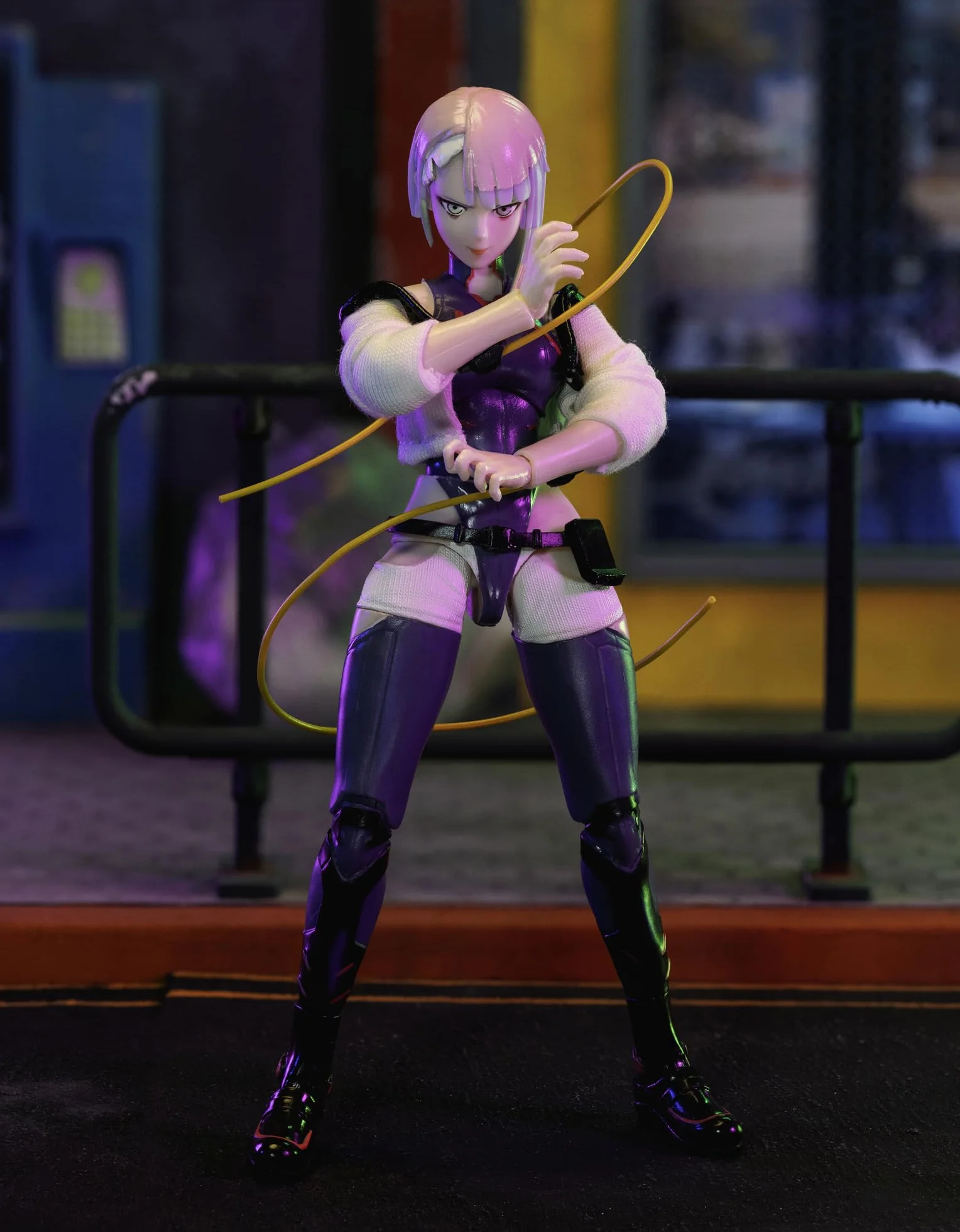 Jada Toys Cyberpunk Edgerunners Figur Lucy (14 cm) - bewegliche Sammel- und Actionfigur mit alternativem Kopf, Händen und Zubehör, für Fans & Sammler ab 15 Jahre
