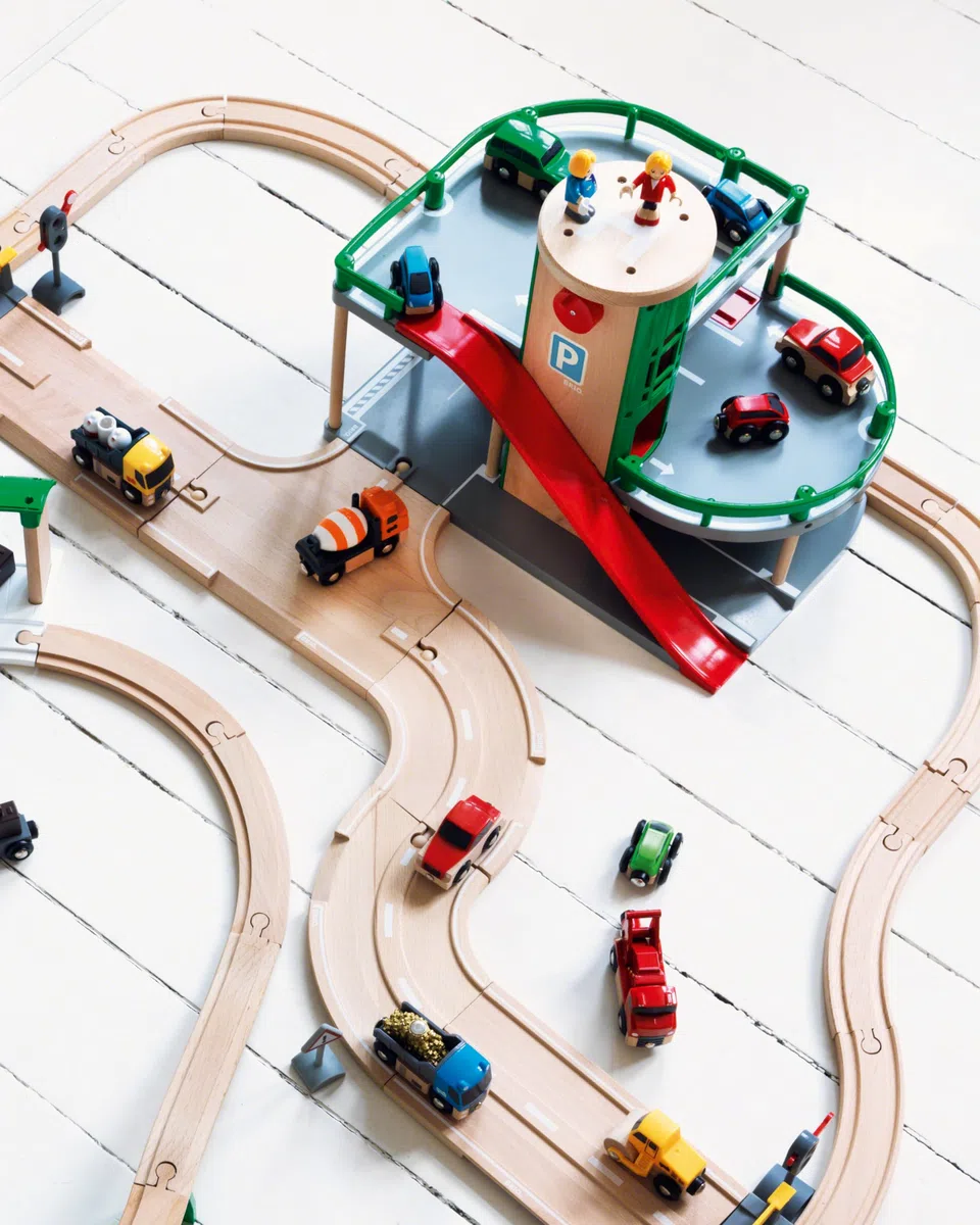 BRIO World 33204 Parkhaus, Straßen & Schienen - Eisenbahnzubehör Holzeisenbahn - Empfohlen für Kinder ab 3 Jahren