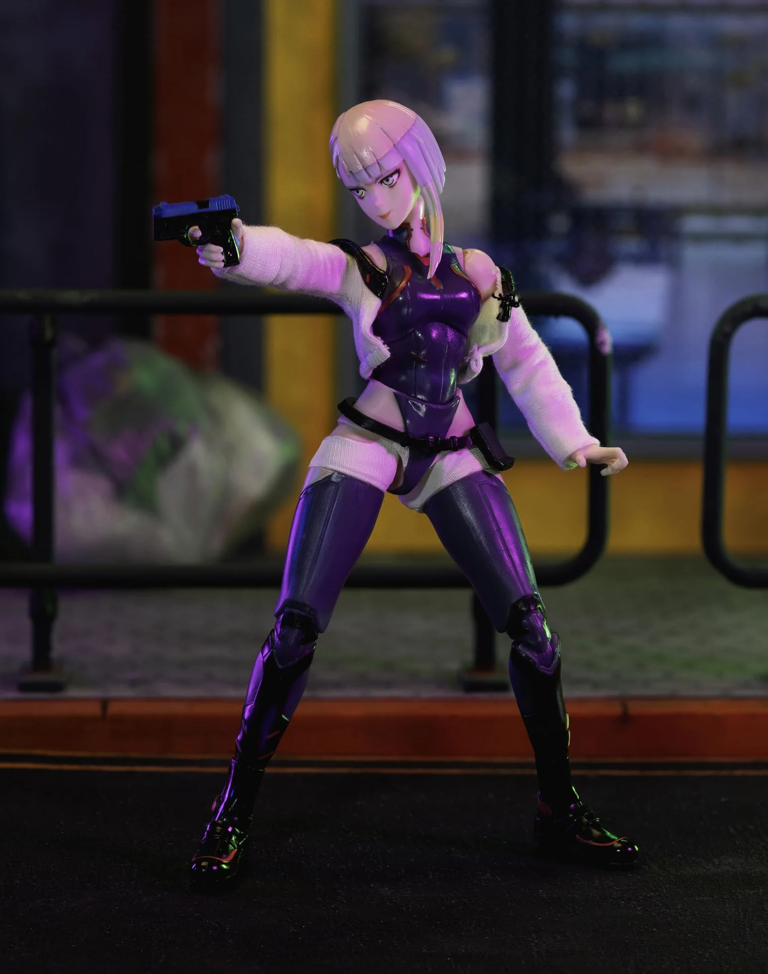 Jada Toys Cyberpunk Edgerunners Figur Lucy (14 cm) - bewegliche Sammel- und Actionfigur mit alternativem Kopf, Händen und Zubehör, für Fans & Sammler ab 15 Jahre