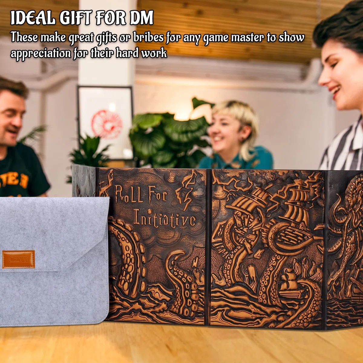 CZYY DND Dungeon Master Screen Vier-Panel mit Taschen, Kunstleder 3D geprägt mit Cthulhu - Inklusive DM-Bildschirmeinlagen und Aufbewahrungskoffer