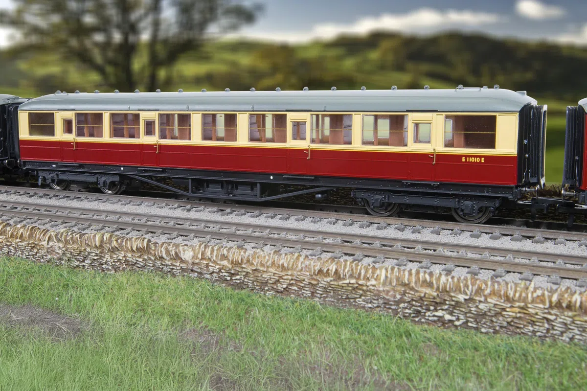 Hornby R40458 BR Gresley Corridor, karmesinrot und cremefarben, 3. Klasse, E11010E, Purpur/Creme
