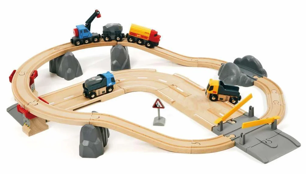 BRIO World 33210 Straßen & Schienen Steinverlade Set - Inklusive Frachtlok mit Kranwagen, Zwei LKWs und Straßenplatten - Geeignet für Kinder ab 3 Jahren