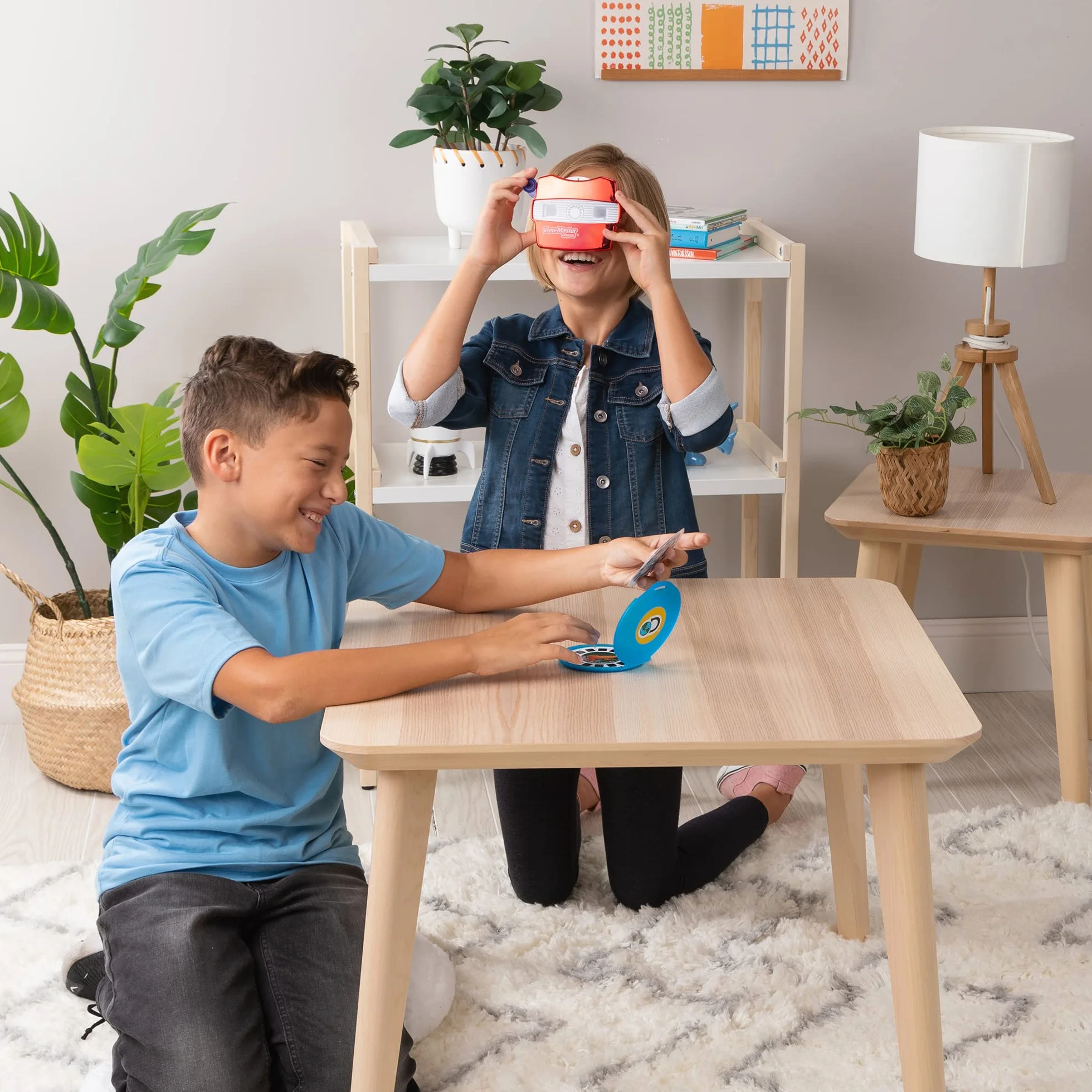 View Master Classic Deluxe Edition with Discovery Kids Reels (Metallic Viewer, Storage Case, and 5 Reels Included) Amazon Exclusive